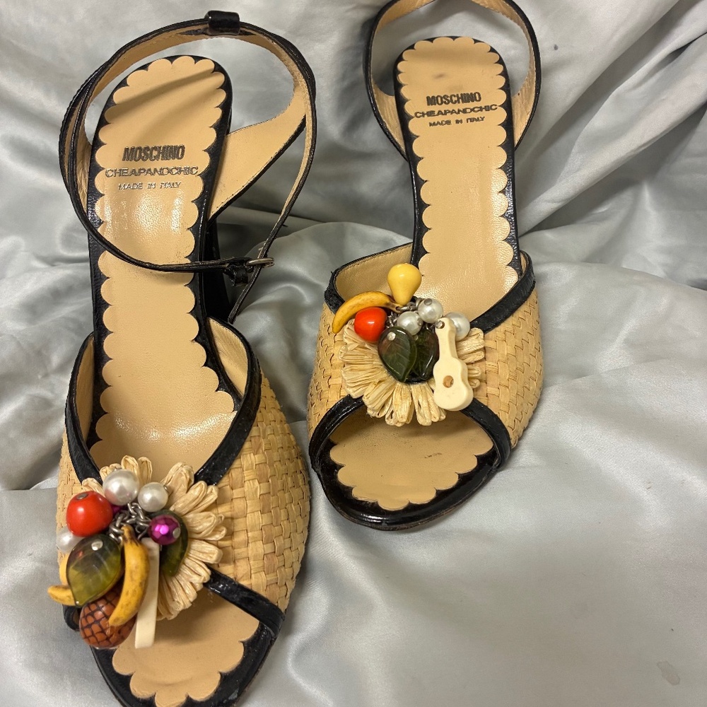 Moschino hard to find heel/sandlals